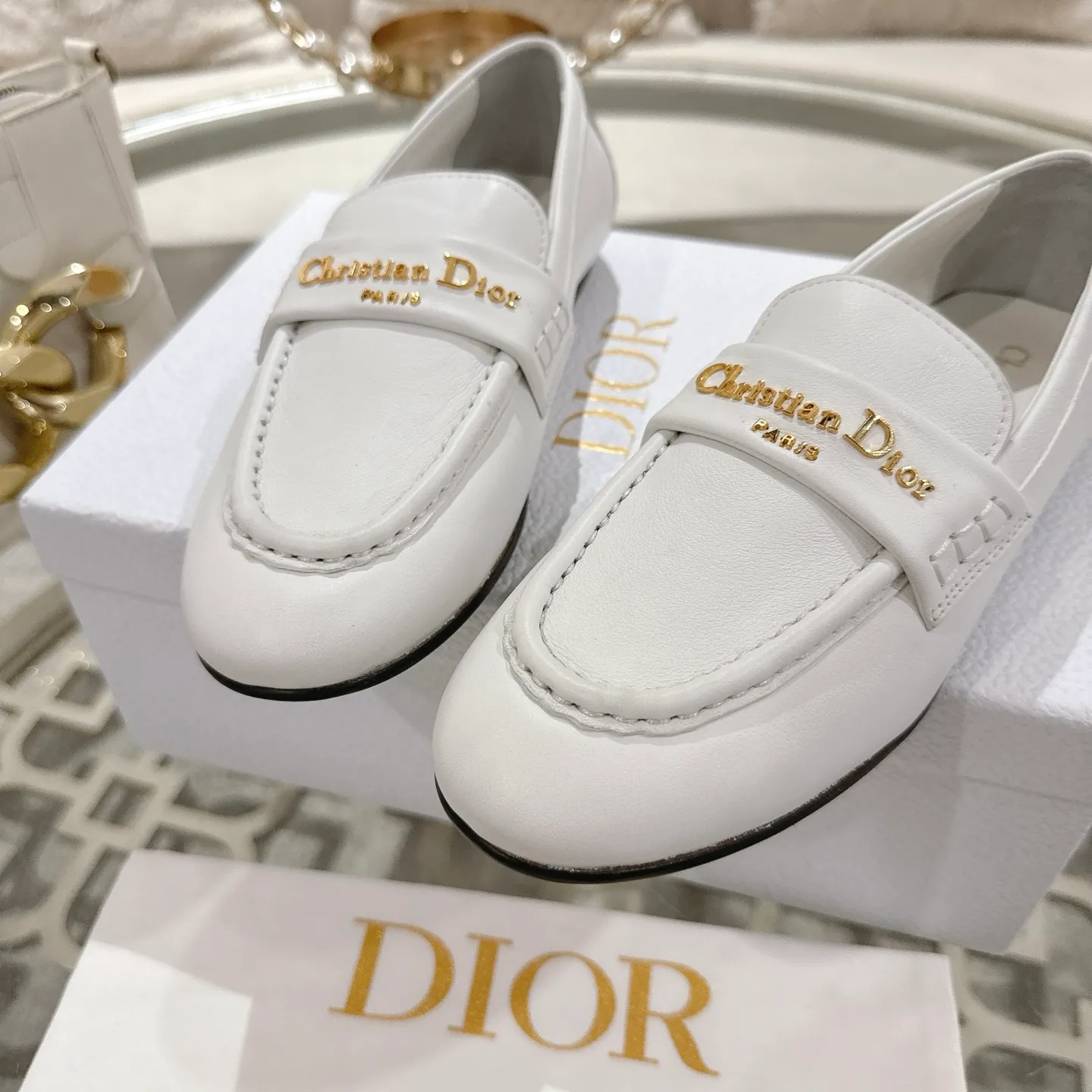 👟👟Ex-factory price 640👟👟 Dior Dior | 2025 ˢˢD Home 2025 spring and summer new products The latest popular slip-on letter buckle loafers series〰 Original purchase, development and production👍🏻This Dior loafer is carefully made of black smooth cow leather, and the front letter plate is decorated with a gold-toned Christian Dior Paris logo. Paired with a leather-injected outsole, it adds classic style to any casual look. Upper: original cowhide/cow suede, lining: cowhide, outsole: injection molded leather outsole imported from Italy, heel height: 1cm, size: 35-42 (customized at 40.41.42)
